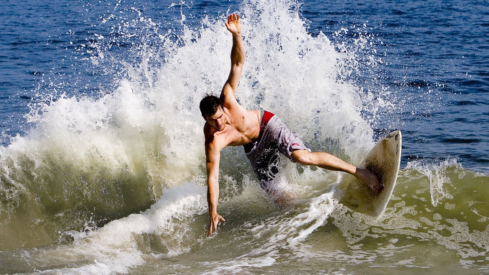 塔图姆攻防两端统治,灰熊战术压制广东队,一场跨越篮球文化的战术对话